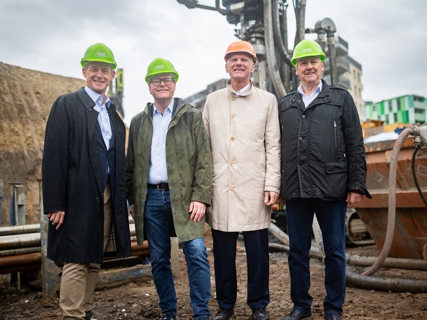 Gerald Beck, Jürgen Czernohorszky, Michael Strebl und Erich Hohenberger bei einem Gerät zur Sondensetzung