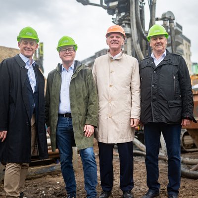 Gerald Beck, Jürgen Czernohorszky, Michael Strebl und Erich Hohenberger bei einem Gerät zur Sondensetzung
