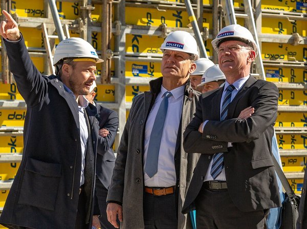 Asset Manager Robert Wolf, Generalsekretär Helmut Tomac, Innenminister Gerhard Karner und Projektmanager Martin Gottein - © LPD Tirol, Gruber Bernhard Asset Manager Robert Wolf, Generalsekretär Helmut Tomac, Innenminister Gerhard Karner und Projektmanager Martin Gottein