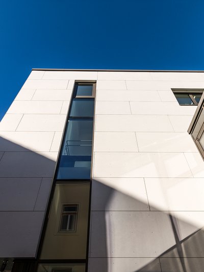 Bezirksgericht Liezen außen Sonne