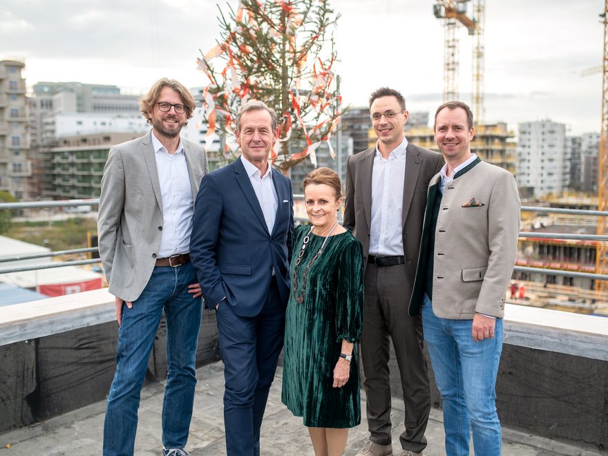 Dachgleiche VILLAGE Im DRITTEN Baufelder 1 und 3 - Gerd Pichler, Gerald Beck und Christine Dornaus mit dem Projektteam Andreas Barger und Andreas Untersperger - © Stefan Seelig Dachgleiche VILLAGE Im DRITTEN Baufelder 1 und 3 - Gerd Pichler, Gerald Beck und Christine Dornaus mit dem Projektteam Andreas Barger und Andreas Untersperger