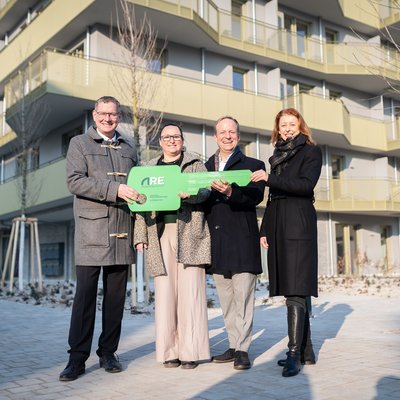 Hirschfeld Schlüsselübergabe - Bezirksvorsteher Georg Papai (links) und ARE Projektentwicklungsleiterin Michaela Koban (rechts) mit ersten Bewohner*innen
