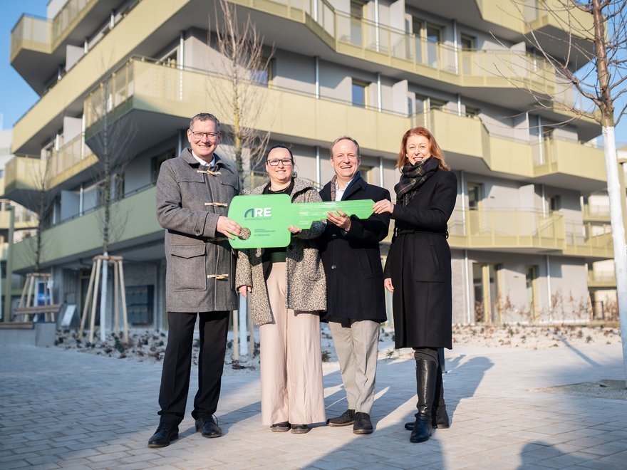 Hirschfeld Schlüsselübergabe - Bezirksvorsteher Georg Papai (links) und ARE Projektentwicklungsleiterin Michaela Koban (rechts) mit ersten Bewohner*innen