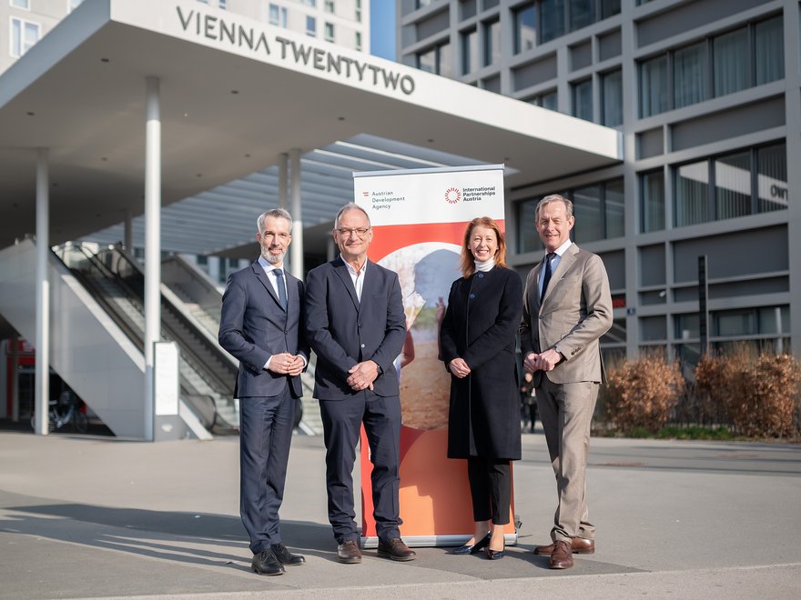 VIENNA TWENTYTWO - ADA-Geschäftsführer Bernd Brünner, ADA-Projektleiter Michael Butschek, Head of ARE Development Michaela Koban, ARE Geschäftsführer Gerald Beck