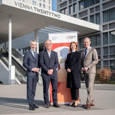 VIENNA TWENTYTWO - ADA-Geschäftsführer Bernd Brünner, ADA-Projektleiter Michael Butschek, Head of ARE Development Michaela Koban, ARE Geschäftsführer Gerald Beck