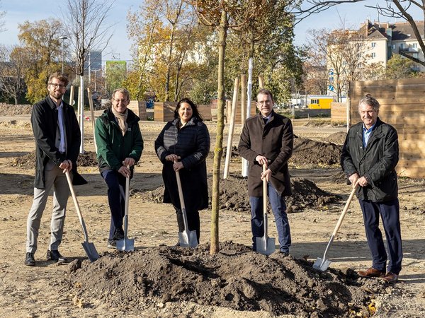 Gerd Pichler, Gerald Beck, Kathrin Gaál, Hans-Peter Weiss und Erich Hohenberger beim symbolischen Pflanzen eines Feldahorns