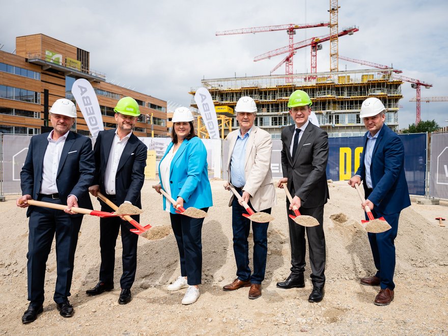 VILLAGE IM DRITTEN - Spatenstich Gemeindebau NEU mit VBgmIn Kathrin Gaál, BV Erich Hohenberger und ARE CEO Hans-Peter Weiss