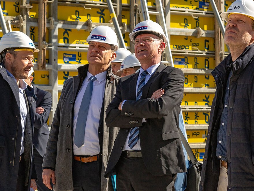 Asset Manager Robert Wolf, Generalsekretär Helmut Tomac, Innenminister Gerhard Karner und Projektmanager Martin Gottein