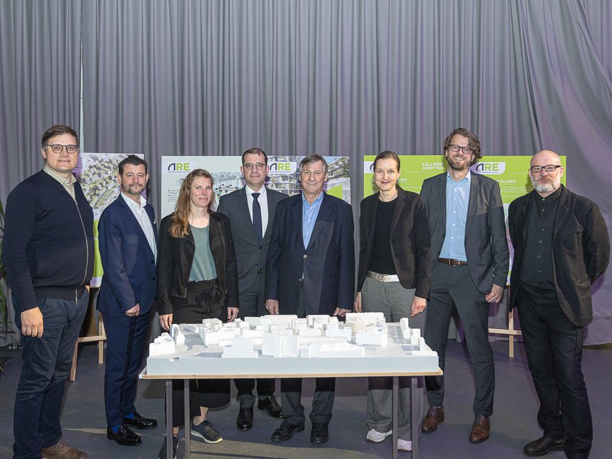 Hochbauauftakt im VILLAGE IM DRITTEN - Dominik Scheuch (YEWO), Gregor Puscher, Claudia Feierfeil (YEWO), Hans-Peter Weiss, Erich Hohenberger, Verena Mörkl (Superblock), Gerd Pichler und Christoph Mörkl (Superblock