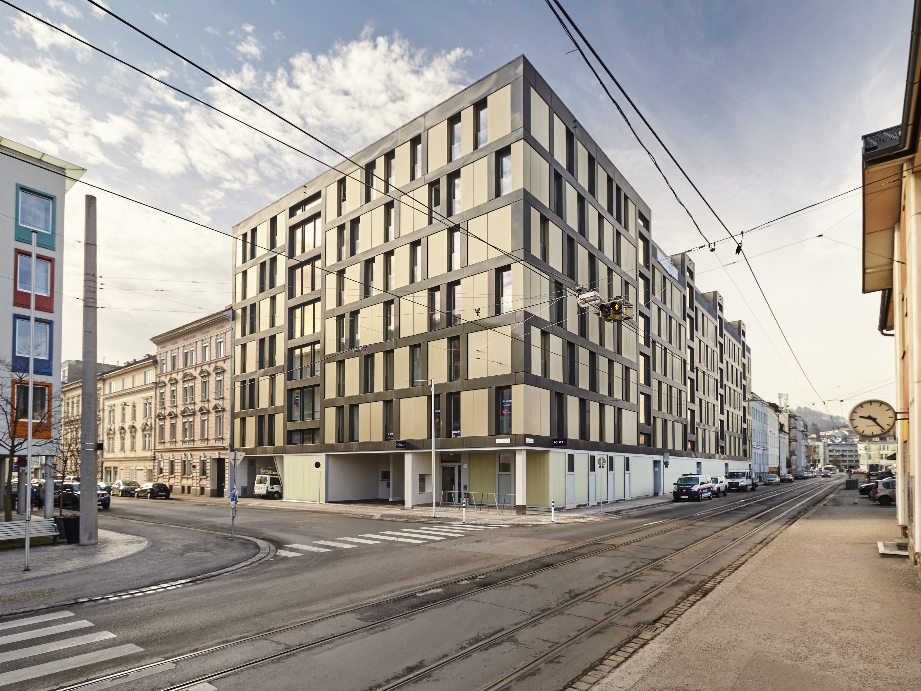 Sicht über die Straße auf das Gebäude