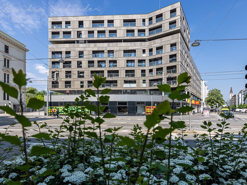 Mietwohnungen Landstrasser Hauptstrasse außen, fotografiert von unten