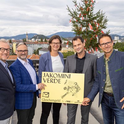 Jakomini Verde Dachgleiche - Hannes Url (IMMOVATE), Jürgen Stradner, Angela Lämmerhirt (beide ARE), Florian Gangl (IMMOVATE) und Georg Puntigam (Östu Stettin)