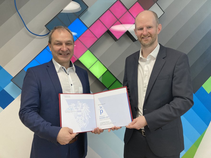 Thomas Styrsky (BIG) und Jochen Müller (ARE) mit der Urkunde