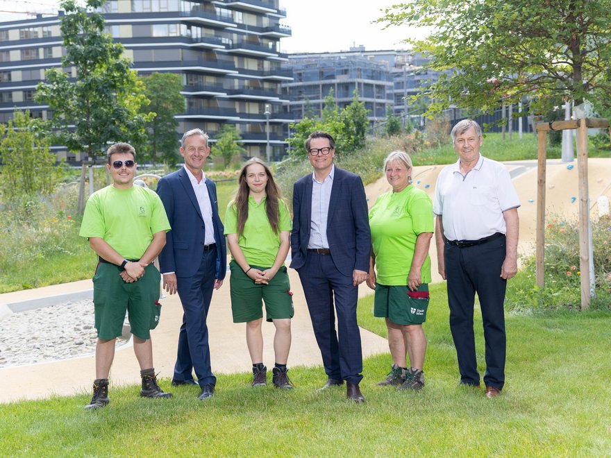Gerald Beck, Jürgen Czernohorszky und Erich Hohenberger mit den Stadtgärtner*innen