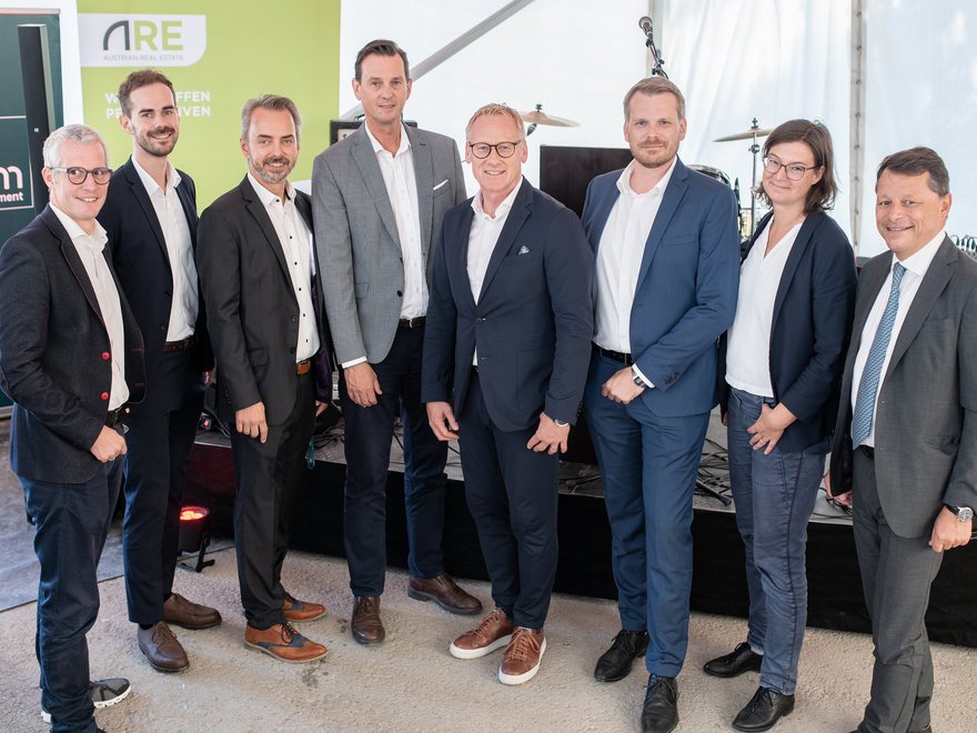 PEAK HOMES Gleichenfeier - Rhomberg Holding CTO Matthias Moosbrugger, Rhomberg Marktleiter Wien Simon Battlogg, UBM Projektmanager Mario Kaschan, UBM Projektmanager Harald Pfriemer, UBM Geschäftsführer Peter Schaller, ARE Projektmanager Dieter Meyer, ARE Teamleiterin Projektentwicklung Angela Lämmerhirt und UBM Geschäftsführer Franz Panwinkler