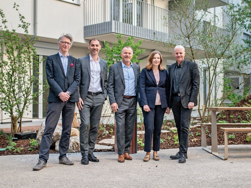 Benedikt Hartig, Thorsten Mörk, Cornelia Oberlehner, Edwin Wilfinger (ARE) mit Strabag-Hochbauleiter Martin Kaftan