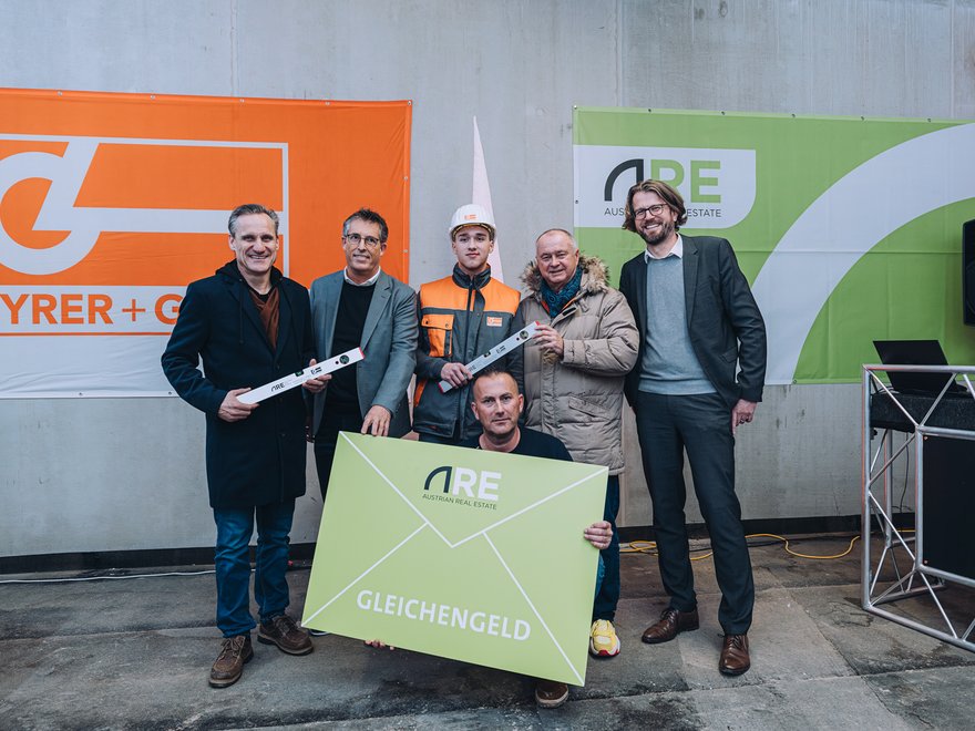 Dachgleiche Juwel Mödling - Stadtrat Gert Zaunbauer, Leyrer+Graf Geschäftsführer Michael Bauer, Lehrling Sebastian Strauby, Polier Salkanovic Elvedin (knieend), Bürgermeister Hans Stefan Hintner und ARE Projektentwicklungs-Leiter Gerd Pichler 