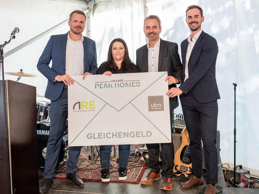 PEAK HOMES Gleichenfeier - ARE Projektmanager Dieter Meyer, Rhomberg Bauleiterin Ines Gutscher, UBM Projektmanager Mario Kaschan und Rhomberg Marktleiter Wien Simon Battlogg
