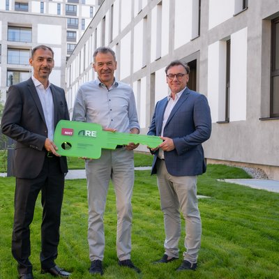 Wohnungsübergaben AM ZEUGHAUS - ARE Asset Management Leiter Thorsten Mörk, Bürgermeister Georg Willi und NHT Geschäftsführer Markus Pollo