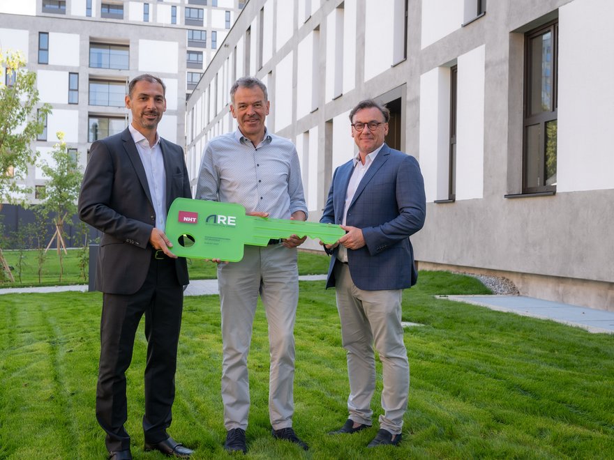 Wohnungsübergaben AM ZEUGHAUS - ARE Asset Management Leiter Thorsten Mörk, Bürgermeister Georg Willi und NHT Geschäftsführer Markus Pollo
