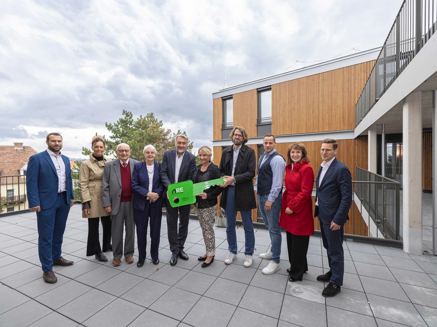 Schlüsselübergabe auf der Gemeinschaftsterrasse von "Living Plus im grünen Mödling"