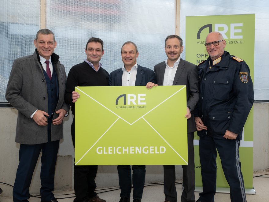 Helmut Tomac, Daniel Neuner, Thomas Styrsky, Robert Wolf und Edelbert Kohler bei der Gleichengeldübergabe