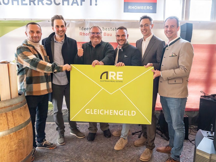 Dachgleiche VILLAGE IM DRITTEN Baufelder 1 und 3 - Projektteam ARE und Rhomberg - © Stefan Seelig Dachgleiche VILLAGE IM DRITTEN Baufelder 1 und 3 - Projektteam ARE und Rhomberg