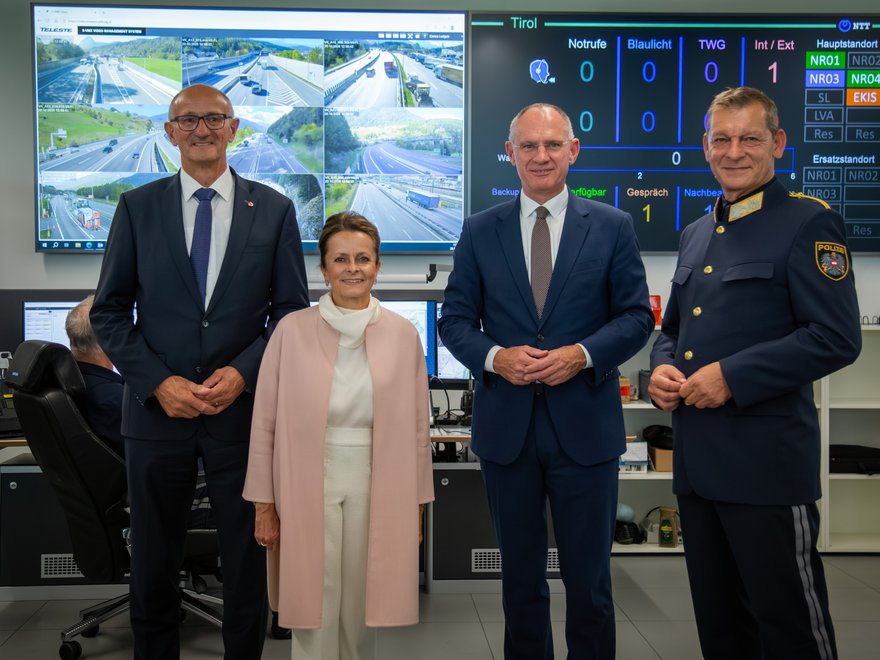 Anton Mattle, Christine Dornaus, Gerhard Karner, Helmut Tomac in der Landesleitzentrale des Sicherheitszentrum Tirol