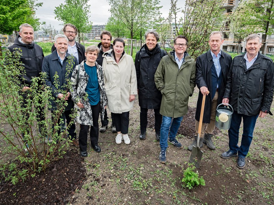 Das Projekt- und Landschaftsplanungsteam gemeinsam mit Jürgen Czernohorszky, Gerald Beck und Erich Hohenberger im Quartierspark