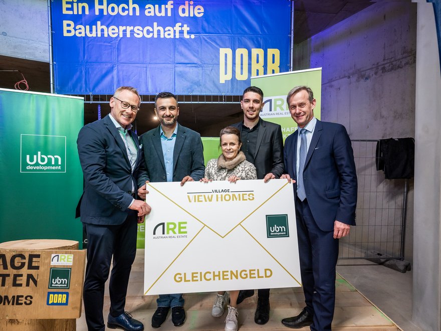 Dachgleichenfeier VIEW HOMES - Peter Schaller, Polier Nebojsa Vasic, ARE Geschäftsführerin Christine Dornaus, Vizepolier Okoan Yildirim, Gerald Beck