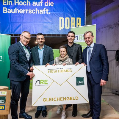 Dachgleichenfeier VIEW HOMES - Peter Schaller, Polier Nebojsa Vasic, ARE Geschäftsführerin Christine Dornaus, Vizepolier Okoan Yildirim, Gerald Beck