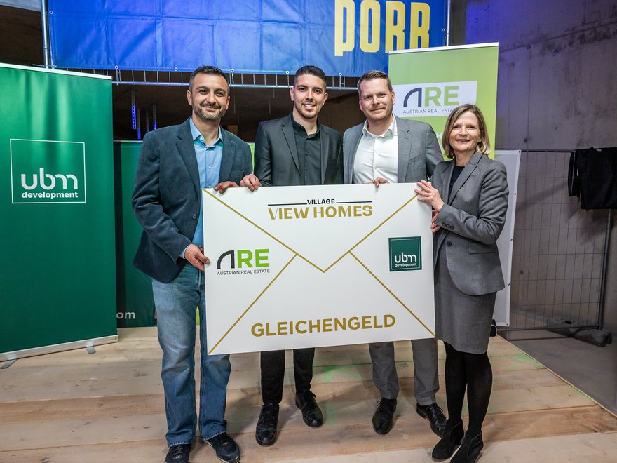 Dachgleichenfeier VIEW HOMES - Polier Nebojsa Vasic, Vizepolier Okan Yildirim, Projektmanager Dieter Meyer, Projektleiterin Katharina Schneider