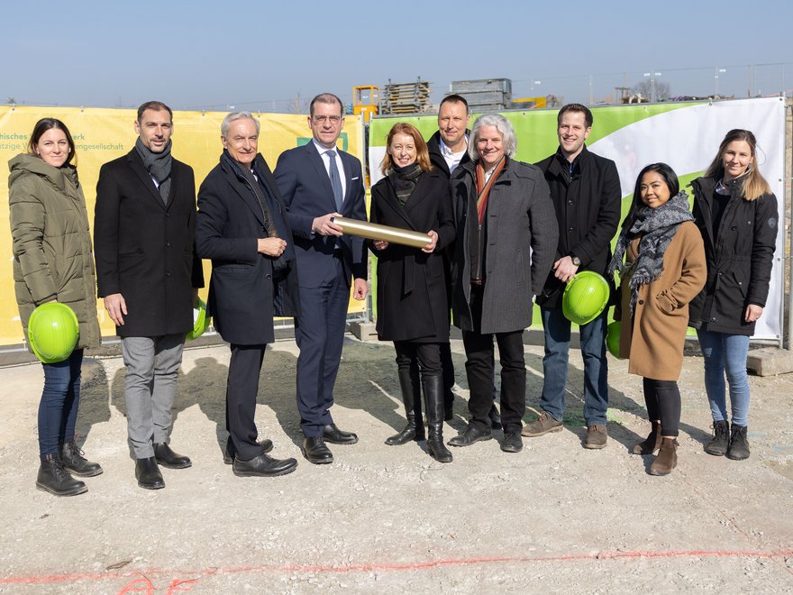 Michael Pech und Hans-Peter Weiss mit dem Projekt- und Kommunikationsteam der ARE