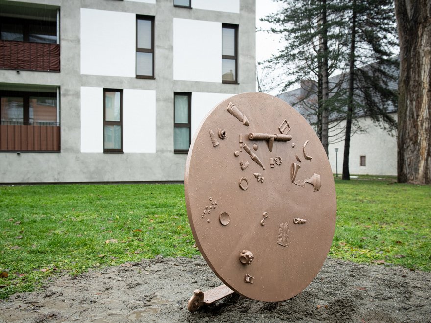 Bronzeskulptur am Zeughaus von Claudia Barcheri