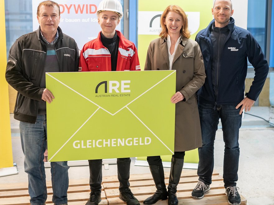 Gleichenfeier Unique Office - HABAU Polier Herbert Hochstöger, DYWIDAG Lehrling, ARE Projektentwicklungsleiterin Michaela Koban, HABAU Gruppenleiter Sven Barthel