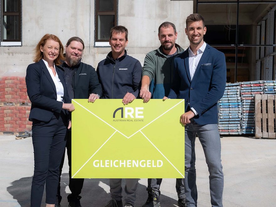 Gleichengeldübergabe Am Zeughaus - Michaela Koban (ARE) mit Harald Zauner, Roman Triendl, Thomas Branegger (Bodner Bau) und Roland Meixner (ARE)