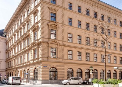 Renngasse außen belebt Querformat