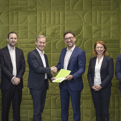 Unterschrift Mietvertrag VIENNA TWENTYTWO - Dietmar Schmitl (ARE), Patrick Coote (Europ Assistance), Gerald Beck (ARE), Jochen Zöschg (EA), Michaela Koban (ARE) und Stefan Zaffalon (EA)