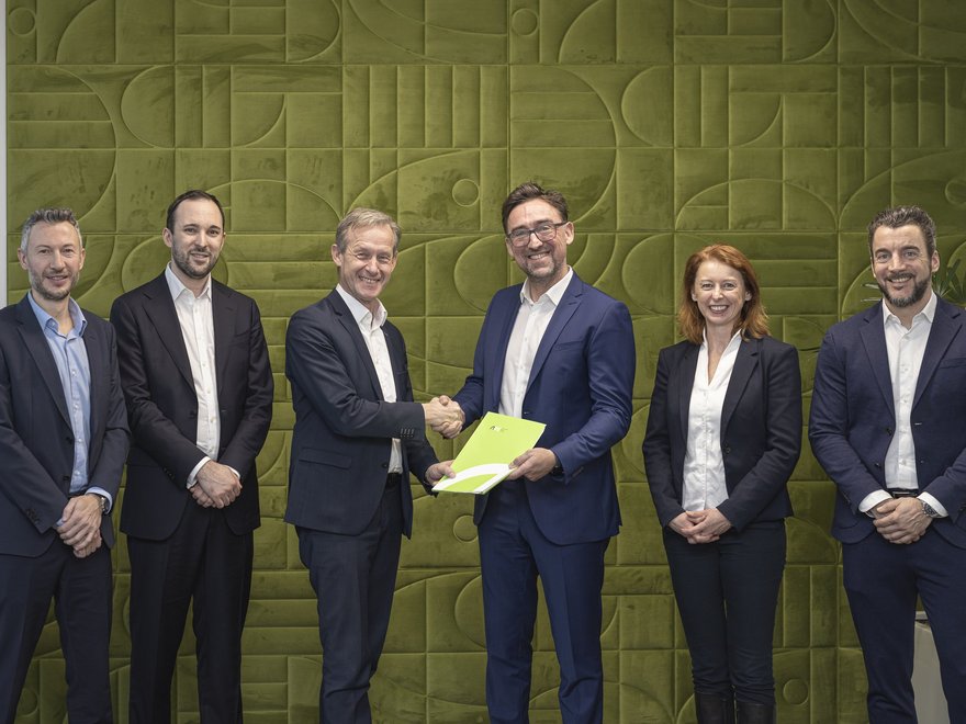 Unterschrift Mietvertrag VIENNA TWENTYTWO - Dietmar Schmitl (ARE), Patrick Coote (Europ Assistance), Gerald Beck (ARE), Jochen Zöschg (EA), Michaela Koban (ARE) und Stefan Zaffalon (EA)