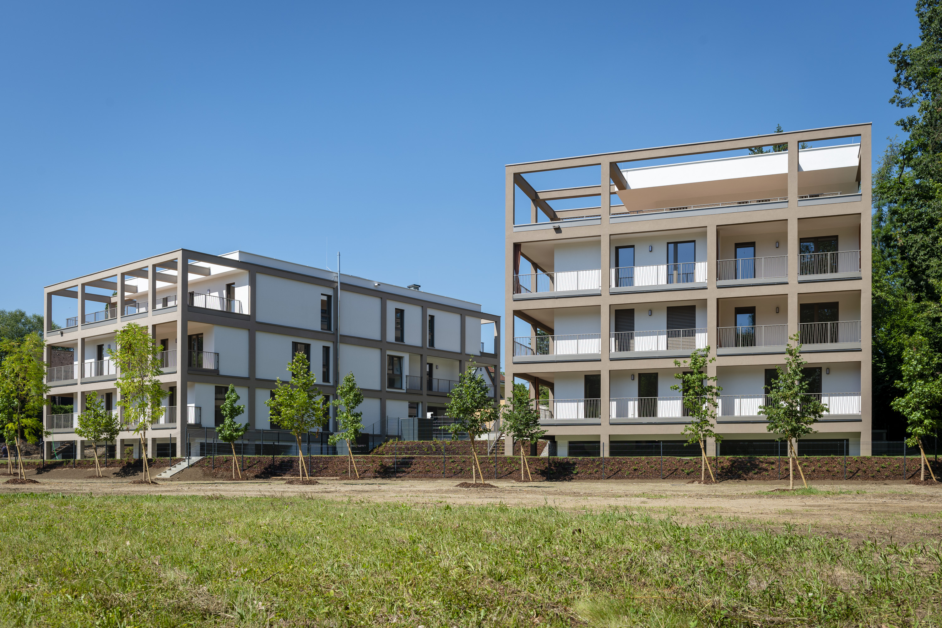 Rosa und Heinrich - © Architekturfotografie Karl Heinz Putz Rosa & Heinrich Außenansicht weit weg von den Gebäuden