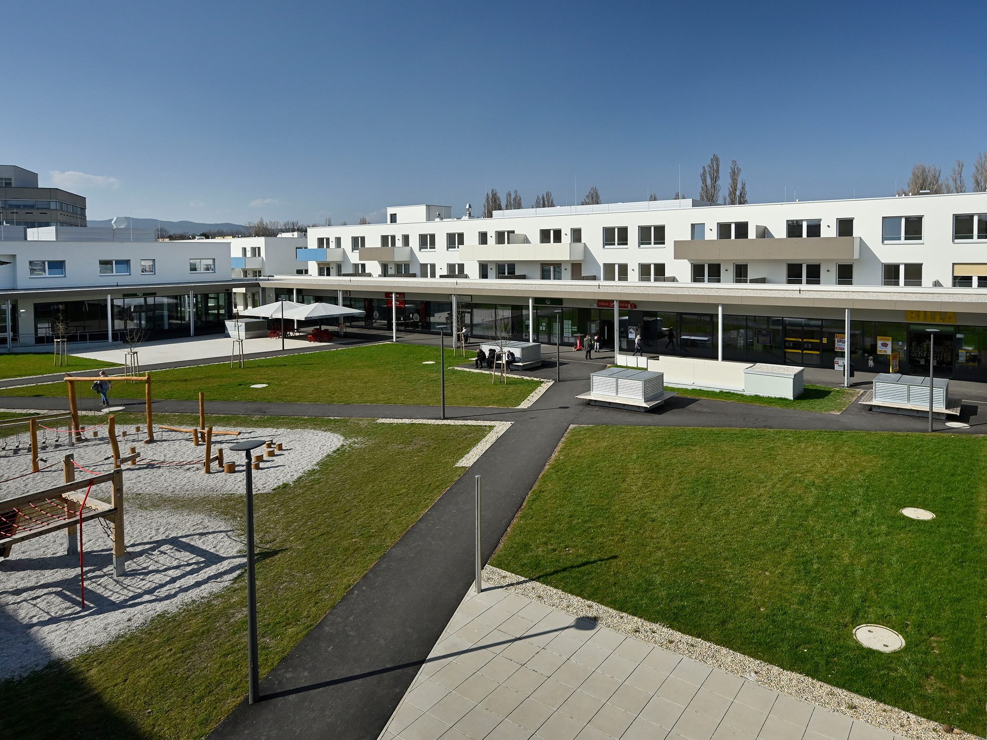 Außenaufnahme Südstadtcenter mit Spielplatz