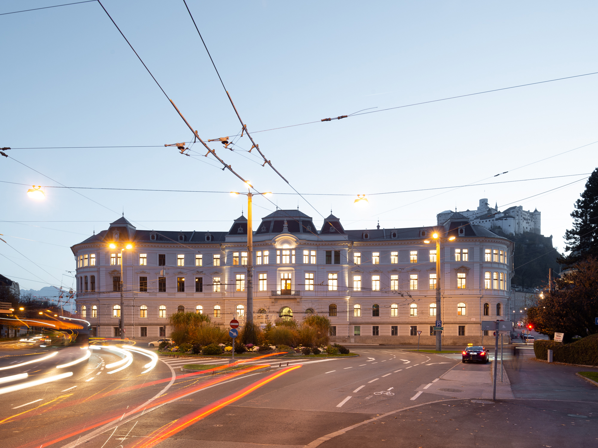 Justizgebäude Salzburg außen bei Dämmerung
