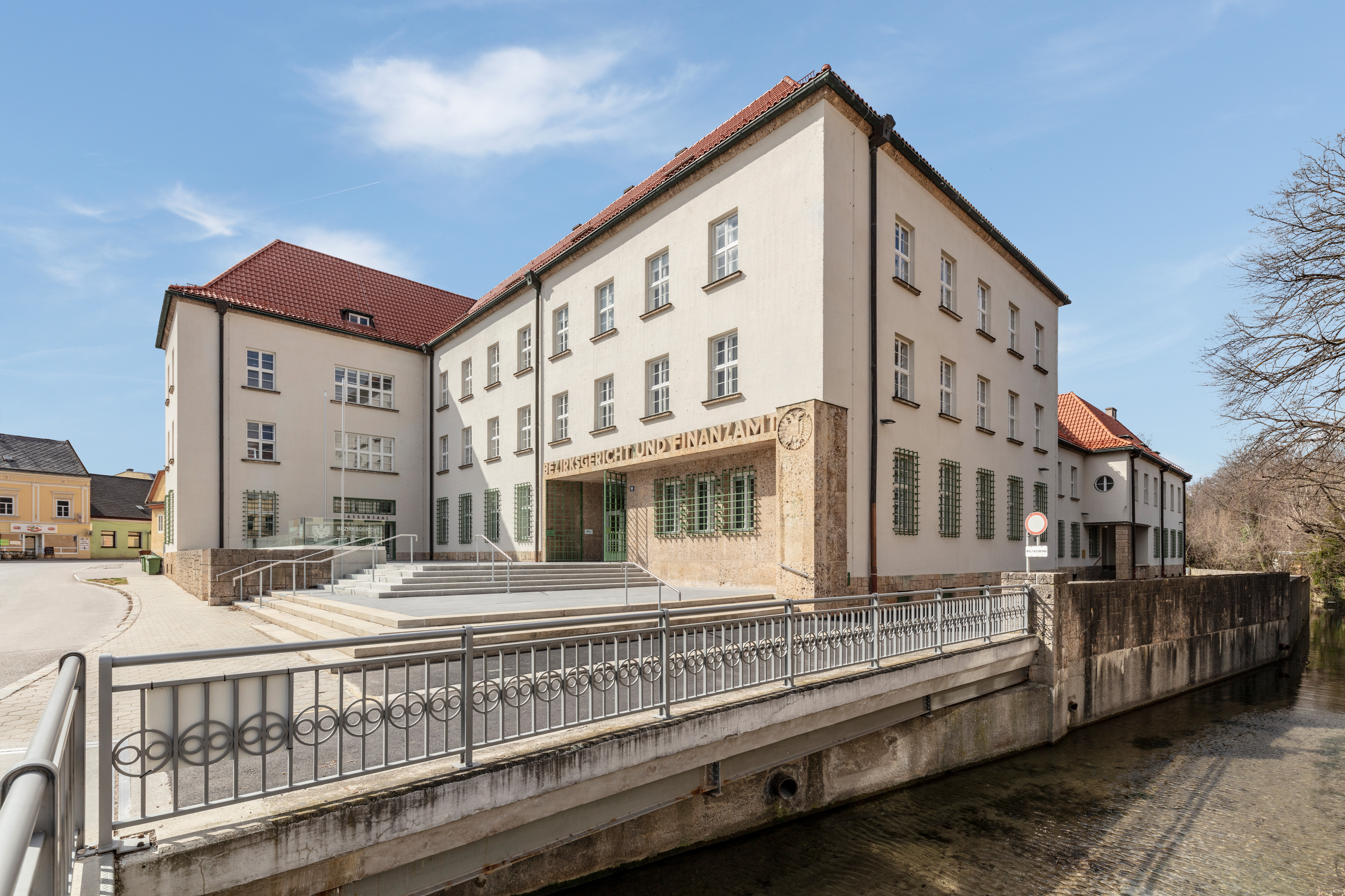 Bezirksgericht Neunkirchen - © Huger Außenaufnahme Gebäude und Bach
