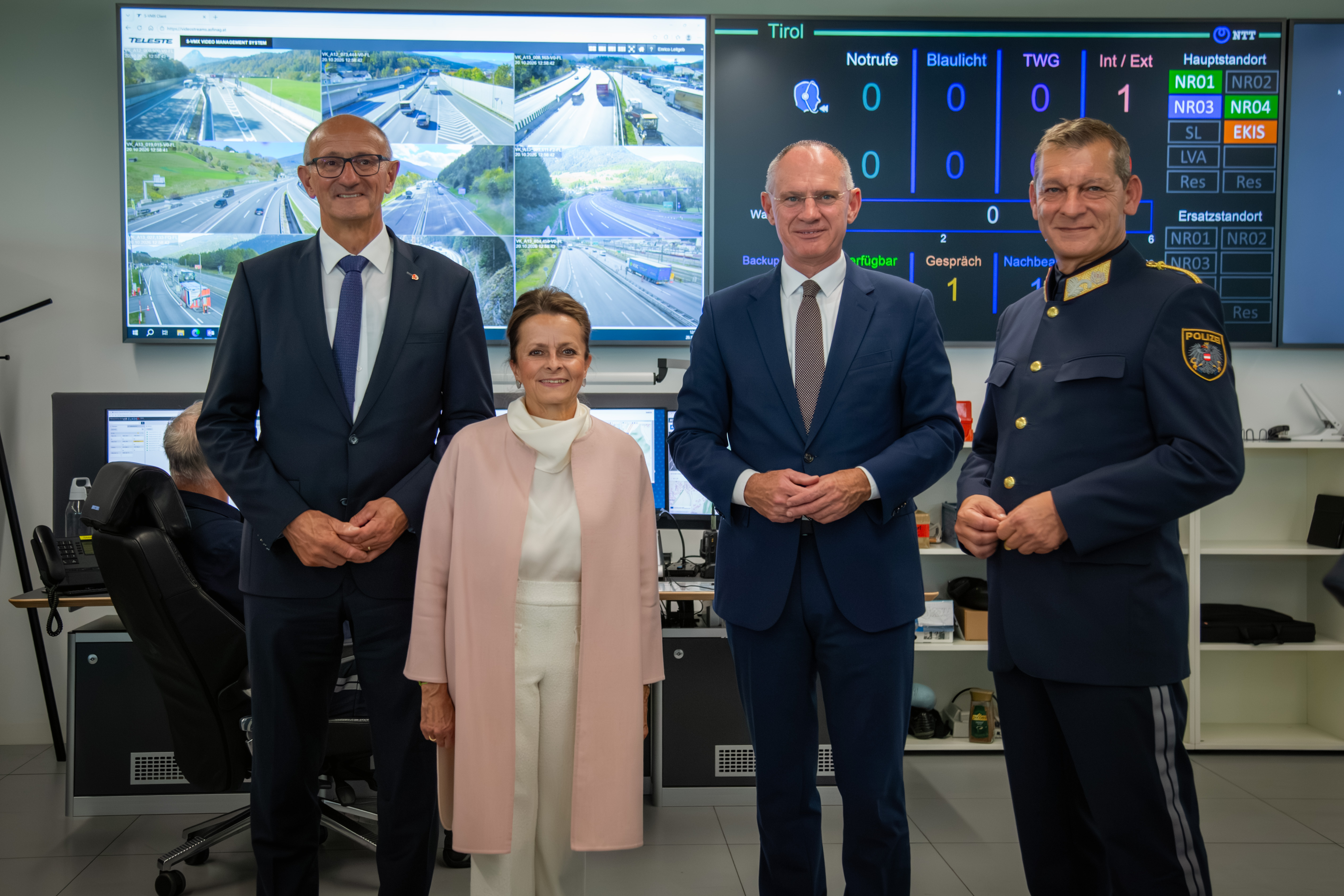 Anton Mattle, Christine Dornaus, Gerhard Karner, Helmut Tomac in der Landesleitzentrale des Sicherheitszentrum Tirol